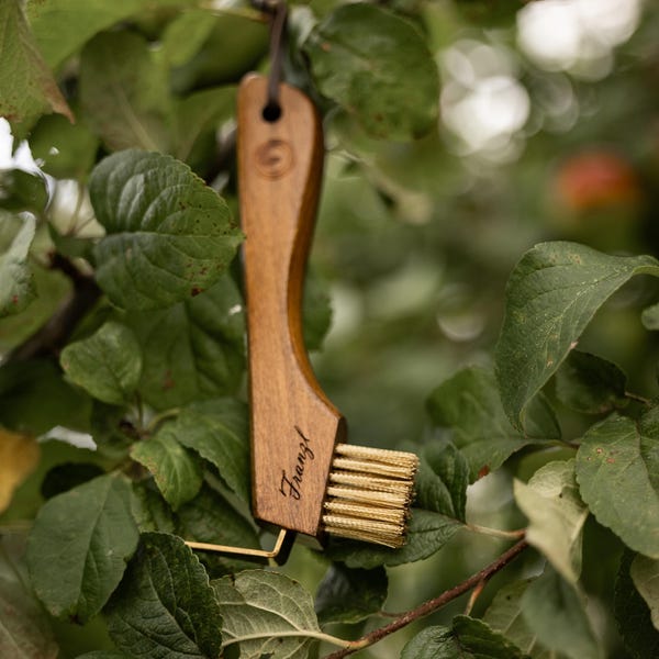 Limpiacascos personalizado con grabado – Limpiacascos de madera y latón con correa de cuero vegano – Idea de regalo accesorios para caballos hípicos