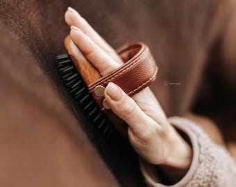 Personalized Rubber Curry Comb with Engraving – Flexible Bristles for Grooming & Shedding