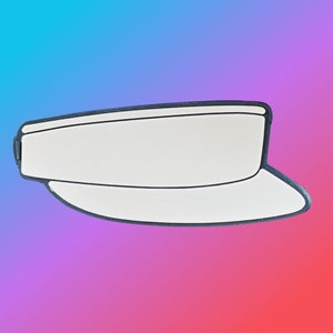 Puede incluir: Un gorro blanco con visera y contorno negro. El gorro tiene una visera plana y una corona curva.