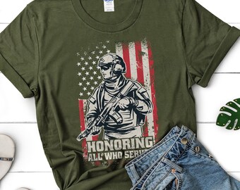 Herr-T-shirt med amerikansk flagga och soldatmotiv för Veterans Day. Vi är stolta över att stödja alla veteraner.