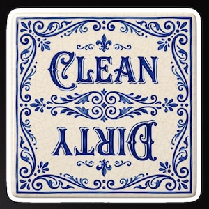 Op de afbeelding: Vierkant keramisch bord met de woorden "CLEAN" en "DIRTY" in blauw schrift. Het bord heeft een crèmekleurige achtergrond met een decoratieve blauwe bloemenrand en accenten.