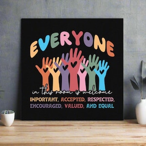 以下が含まれることがあります： 「EVERYONE in this room is welcome IMPORTANT, ACCEPTED, RESPECTED, ENCOURAGED, VALUED, AND EQUAL」というテキストが書かれた白黒の看板。テキストは虹色のカラーで、各手の真ん中にハートがあるカラフルな手のひら型があります。