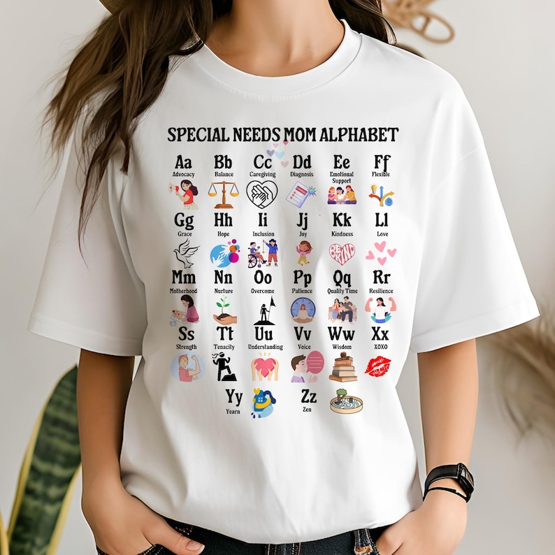 Puede incluir: Una camiseta blanca de manga corta con un estampado gr&aacute;fico titulado SPECIAL NEEDS MOM ALPHABET. El dise&ntilde;o muestra las letras de la A a la Z, cada una acompa&ntilde;ada de una palabra correspondiente y una ilustraci&oacute;n colorida que representa temas como defensa, equilibrio, cuidado y zen.