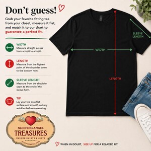 Puede incluir: Una camiseta negra mostrada con una infograf&iacute;a de gu&iacute;a de tallas. El texto dice Don't guess, Width, Length, Sleeve Length, Tip y Sleeping Angel Treasures. Las flechas indican los puntos de medici&oacute;n de ancho, largo y manga en la camiseta.