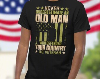 Underskatta aldrig en gammal man T-shirt, amerikansk veterangåva, patriotisk skjorta för militärfamilj, fars dag, arméfarfarströja, minnesdagen