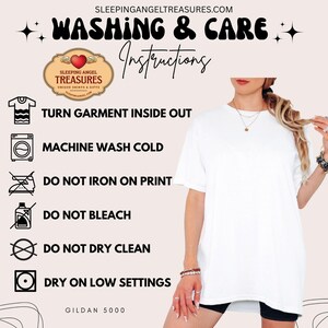 Puede incluir: Una camiseta blanca con instrucciones de lavado y cuidado: dar la vuelta a la prenda, lavar a m&aacute;quina en fr&iacute;o, no planchar sobre el estampado, no usar lej&iacute;a, no lavar en seco y secar en secadora a baja temperatura.