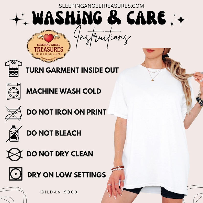Puede incluir: Una camiseta blanca con instrucciones de lavado y cuidado: dar la vuelta a la prenda, lavar a m&aacute;quina en fr&iacute;o, no planchar sobre el estampado, no usar lej&iacute;a, no lavar en seco y secar en secadora a baja temperatura.