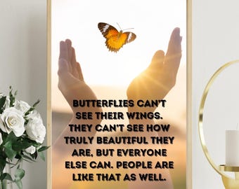 Könnte beinhalten: Ein gerahmter Kunstdruck mit einem orange-schwarzen Schmetterling über zwei offenen Handflächen vor einem Sonnenuntergang. Der Text lautet: BUTTERFLIES CAN'T SEE THEIR WINGS. THEY CAN'T SEE HOW TRULY BEAUTIFUL THEY ARE, BUT EVERYONE ELSE CAN.