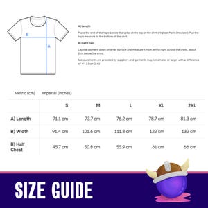 Pode incluir: Um guia de tamanhos para t-shirt com um desenho linear de uma t-shirt com indicadores de comprimento e meio peito. Uma tabela lista os tamanhos de S a 2XL com medidas em cm e polegadas. O texto diz SIZE GUIDE e inclui um desenho animado.