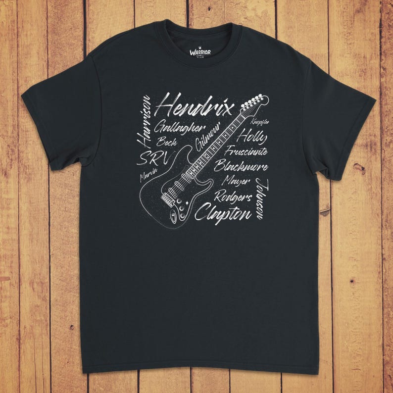 Pode incluir: Uma t-shirt preta de manga curta com um gr&aacute;fico branco de uma guitarra el&eacute;trica rodeada pelos nomes de guitarristas famosos como Hendrix, Gallagher, Beck, SRV, Gilmour, Holly, Frusciante, Blackmore, Mayer, Rodgers, Johnson e Clapton.