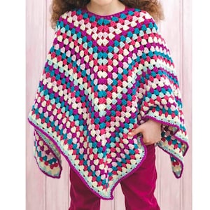Puede incluir: Un poncho de crochet colorido con un patrón geométrico en tonos rosa, turquesa, crema y morado. El poncho está hecho con un punto de granny square y tiene una forma triangular.