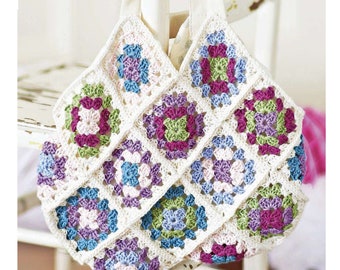 Könnte beinhalten: Eine gehäkelte Tragetasche mit weißem Hintergrund und bunten Granny Squares in den Farben Rosa, Grün, Blau und Lila.