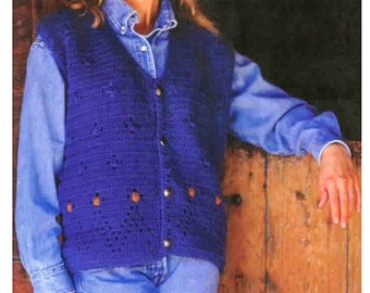 Könnte beinhalten: Eine blaue Häkelweste mit Knopfleiste und einem Spitzenmuster. Die Weste wird über einem blauen Jeanshemd und Jeans getragen.