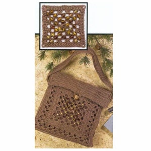 Peut inclure: Un sac à bandoulière en crochet marron avec une fermeture à rabat et un motif perlé. Le sac a une longue bandoulière et est fait de fil marron.