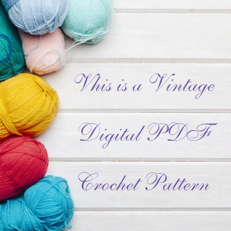 Puede incluir: Una colecci&oacute;n de ovillos de lana coloridos en tonos azules, rosas, amarillos y rojos, dispuestos sobre una superficie de madera blanca. La imagen incluye el texto "This is a Vintage Digital PDF Crochet Pattern."