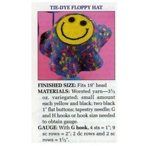 Puede incluir: Un sombrero floppy te&ntilde;ido anudado con una gran carita sonriente amarilla. El sombrero est&aacute; hecho de hilo jaspeado en tonos de azul, morado y amarillo. El texto "TIE-DYE FLOPPY HAT" est&aacute; en la parte superior. El sombrero se adapta a una cabeza de 48 cm.