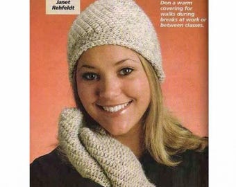 Könnte beinhalten: Ein hellbeige gestricktes Mützen- und Fäustlings-Set. Die Mütze hat einen gerippten Rand und ein strukturiertes Muster auf der Oberseite. Die Fäustlinge sind ebenfalls im gleichen Muster gestrickt. Das Bild enthält den Text "Mitten and Hat Set".