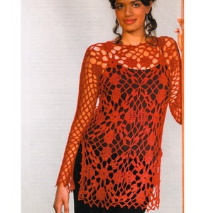 Puede incluir: Un top de crochet rojo con un diseño de encaje. El top tiene mangas largas y un corte holgado.