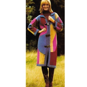 Könnte beinhalten: Ein langer, farbenfroher Strickcardigan mit geometrischem Muster in Blautönen, Rosa, Gelb und Burgunderrot. Der Cardigan hat einen V-Ausschnitt, lange Ärmel und einen Verschluss vorne mit mehreren Schnallen.