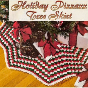 Può includere: Una gonna per albero di Natale all'uncinetto in rosso, bianco e verde con un bordo a festoni. La gonna è realizzata con un motivo a scacchiera ed è mostrata sotto un albero di Natale con regali avvolti in carta bianca e nastro rosso.