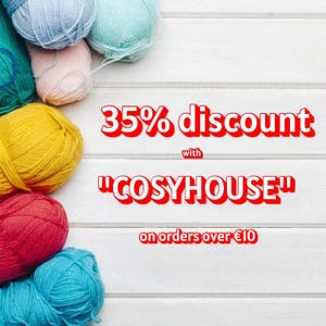 Puede incluir: Imagen con ovillos de lana coloridos en tonos azules, rosas, amarillos y rojos. Superposici&oacute;n de texto que anuncia un 35% de descuento con el c&oacute;digo "COSYHOUSE" en pedidos superiores a 10 &euro;, sobre un fondo de madera blanca.