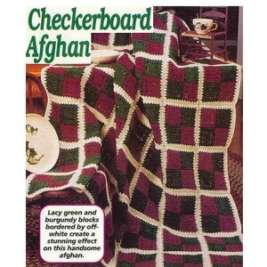 Peut inclure: Une couverture afghane à carreaux faite à la main. Le motif patchwork présente des blocs vert lacy et bordeaux bordés de blanc cassé, créant un effet visuel saisissant. Le texte sur l'image dit "Checkerboard Afghan".