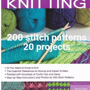 Op de afbeelding: Een boek getiteld "The Complete Photo Guide to Knitting" met een paarse banner en het woord "KNITTING" in het wit. De afbeelding toont bollen wol in verschillende kleuren, breinaalden en gebreide stalen. Het boek belooft 200 steekpatronen en 20 projecten.