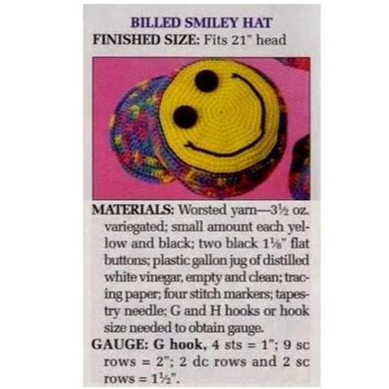 Puede incluir: Un sombrero de ganchillo amarillo con una cara sonriente, ojos negros y una boca curvada. El sombrero est&aacute; dise&ntilde;ado para una cabeza de 53 cm. La imagen incluye texto que enumera los materiales y la informaci&oacute;n de calibre.