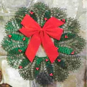 Peut inclure: Une couronne de Noël en crochet vert avec un nœud en velours rouge et des perles rouges. La couronne est décorée de feuilles vertes et de baies rouges.