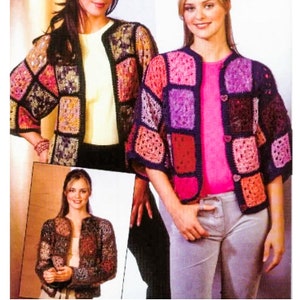 Peut inclure: Trois femmes portent des vestes en crochet avec un motif patchwork. Les vestes sont faites de carrés de laine de différentes couleurs, dont le violet, le rose, le rouge et le marron. Les vestes sont ouvertes à l'avant et se ferment par un bouton.