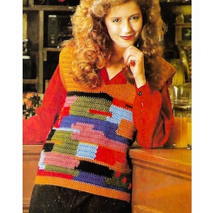Könnte beinhalten: Eine mehrfarbige Häkelweste mit geometrischem Muster. Die Weste ist in verschiedenen Farbtönen von Orange, Rot, Grün, Blau, Schwarz und Rosa gearbeitet.