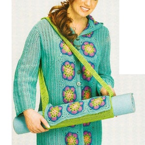 Op de afbeelding: Een turquoise gebreid vest met een capuchon en een bijpassende gebreide yogamat draagtas. Het vest heeft een bloemenpatroon en de draagtas heeft een groene band.