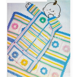 Puede incluir: Un conjunto de manta y chaqueta para bebé de ganchillo en rayas blancas, azules, amarillas, rosas y verdes con detalles de flores de ganchillo.