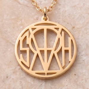 Könnte beinhalten: Goldfarbene Anhänger-Halskette mit dem Namen "SARAH" in einem kreisförmigen Design ausgeschnitten. Der Anhänger hängt an einer zarten Goldkette. Die Halskette wird auf einer hellen, strukturierten Oberfläche präsentiert.
