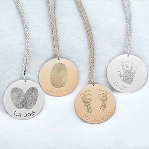 Collier délicat avec empreintes digitales, main personnalisée en argent sterling 925, doigt, bijoux empreinte de pas, cadeaux commémoratifs, cadeaux significatifs maman enfant