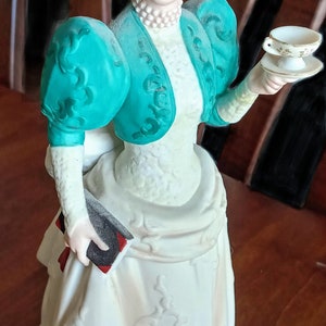 Vintage Collectible 1995 Avon Mrs. Albee Award Winning Victorian Lady Porcelain Figurine Statue 10in