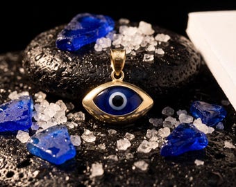 Colgante de ojo malvado hinchado de oro de 14 quilates / Amuleto de la buena suerte azul océano