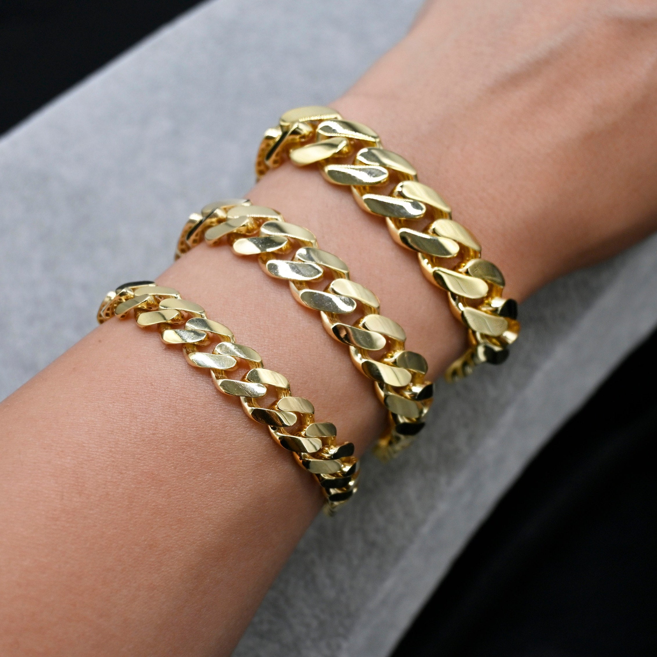 美品　ディーゼル　カッコイイ　ゴールド チェーンブレスレット ロゴ DX1511710 Matte Gold-Tone Stainless Steel Chain Bracelet