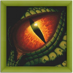 Pode incluir: Close-up de um olho grande, laranja brilhante com uma pupila preta. O olho é cercado por pele verde e escamosa.