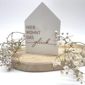Kleines stilvolles Dekohaus mit Schriftzug aus Beton, perfektes Geschenk zum Einzug.
