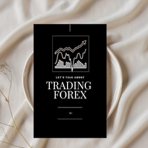 Puede incluir: Una tarjeta negra con texto blanco y un gráfico de líneas. El texto dice "LET'S TALK ABOUT TRADING FOREX" con "SC" en la parte inferior. La tarjeta está sobre un plato blanco y tela color crema.