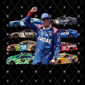 Pode incluir: Um gráfico com um piloto de corrida em um macacão azul, com a palavra "LUCAS" em destaque. A imagem inclui vários carros de corrida com logotipos de patrocinadores e o número "18" ou "8". O fundo é preto.
