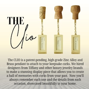 Op de afbeelding: De CLIO is een gepatenteerde, hoogwaardige hanger van zinklegering en messing om aan uw bewaarbussen te bevestigen. We hebben ontwerpers van Tiffany en andere luxe juwelenmerken ingehuurd om een ​​prachtig display te maken waarmee u een hal van herinneringen kunt cre&euml;ren met kurken uit uw verleden. Nu zult u altijd elk van hen en de details van elke gelegenheid onthouden, prachtig gepresenteerd in uw huis.