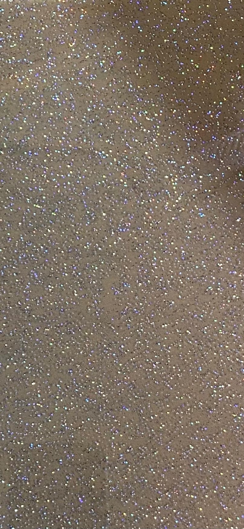 Puede incluir: Primer plano de una superficie marr&oacute;n claro cubierta de purpurina iridiscente.