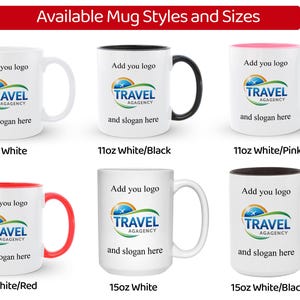 Pu&ograve; includere: Una collezione di tazze in ceramica bianca con dettagli colorati, tra cui nero, rosa e rosso. Ogni tazza presenta il testo "Add you logo", il logo "TRAVEL AGAGENCY" e "and slogan here". Disponibili in dimensioni da 312 ml e 425 ml.