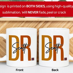 Peut inclure: Une tasse en c&eacute;ramique blanche avec un design d&eacute;grad&eacute; brun et orange qui dit "DR. Scott" des deux c&ocirc;t&eacute;s. La tasse est pr&eacute;sent&eacute;e sur une surface en bois.