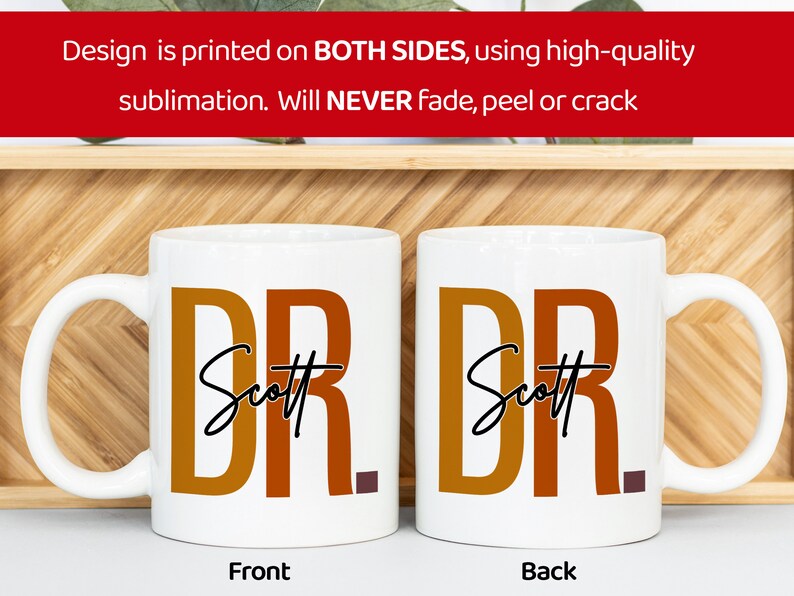 Peut inclure: Une tasse en c&eacute;ramique blanche avec un design d&eacute;grad&eacute; brun et orange qui dit "DR. Scott" des deux c&ocirc;t&eacute;s. La tasse est pr&eacute;sent&eacute;e sur une surface en bois.