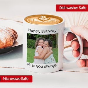 Pu&ograve; includere: Tazza in ceramica bianca con una foto di due donne che si abbracciano, con la scritta "Happy Birthday!" e "Miss you always!". La tazza contiene caff&egrave; con latte art. Lavabile in lavastoviglie e adatta al microonde.