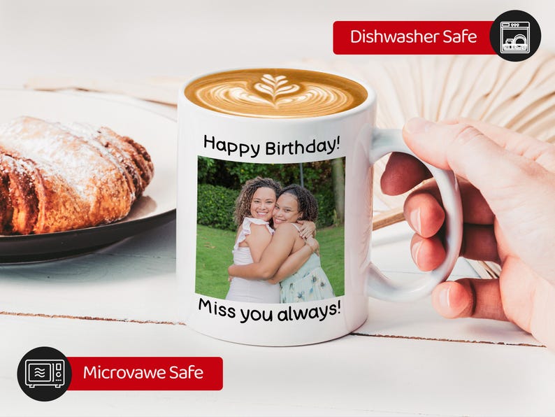 Pu&ograve; includere: Tazza in ceramica bianca con una foto di due donne che si abbracciano, con la scritta "Happy Birthday!" e "Miss you always!". La tazza contiene caff&egrave; con latte art. Lavabile in lavastoviglie e adatta al microonde.