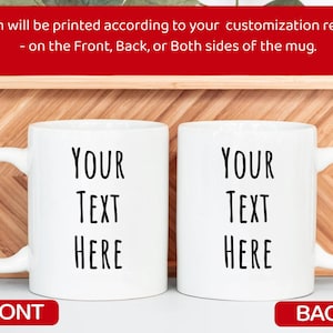 Peut inclure: Deux mugs en c&eacute;ramique blancs avec le texte "YOUR TEXT HERE" imprim&eacute; en noir. Le mot "FRONT" est imprim&eacute; sur un rectangle rouge sous une tasse, et "BACK" est imprim&eacute; sur un rectangle rouge sous l'autre. Le texte "Design will be printed according to your customization request - on the Front, Back, or Both sides of the mug." est imprim&eacute; au-dessus des tasses.